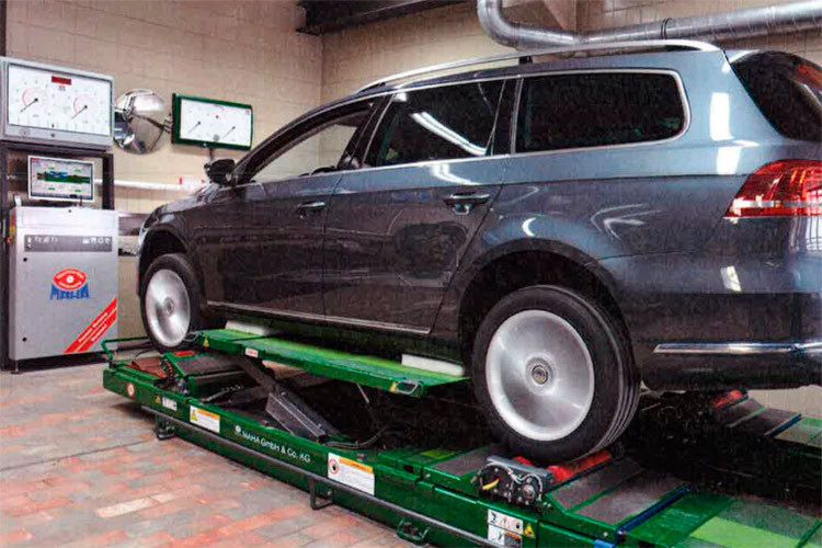 2014 gehörte auch die Maha Maschinenbau Haldenwang GmbH zu den Preisträgern. Der Allgäuer Werkstattausrüster bekam die Auszeichnung für den „MFP 3000“. Dabei handelt es sich um den ersten Prüfstand, der eine Testfahrt und die Wirkprüfung von Sicherheits- und Fahrassistenzsystemen auf einer Hebebühne ermöglicht. (Bild: Maha)