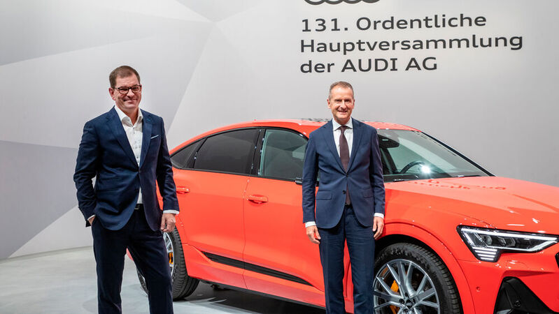 Konzernchef Herbert Diess (re.) zeigt sich mit der Arbeit von Audi-CEO Markus Duesmann (li.) zufrieden, fordert aber noch mehr Geschwindigkeit von der Marke.