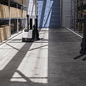 Grâce à sa conception, le KMF 1500P-CB convient à la manutention stable et flexible de palettes fermées et ouvertes.(Source :  KUKA)
