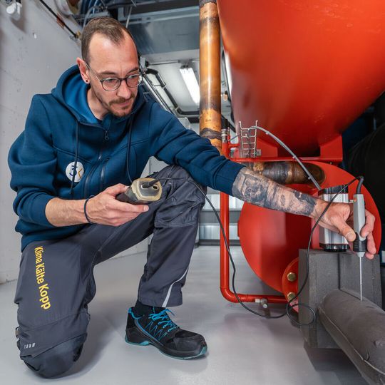 Eine präzise Temperaturmessung stellt sicher, dass die Kältemaschine einwandfrei läuft und alle Fühler korrekt abgestimmt sind. (Bild:  Klima Kälte Kopp)