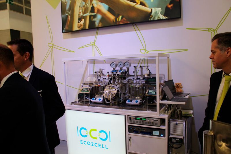 Viel zu erzählen: GIG Karasek Geschäftsführerin Julia Aichhorn und Co-Geschäftsführer Andreas Schnitzhofer bei der Präsentation von ECO2CELL und CompriVAP auf der Achema 2024. (Bild: PROCESS)