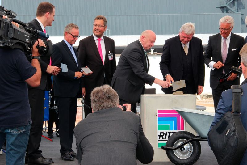 dem Landrat, unter Hilfestellung des Ministerpräsidenten, (Bild: Reinhold Schäfer)