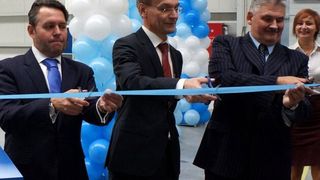 v.l.n.r.: Janos (Nationalrat Slowakei), Dr. Schwibinger (CEO Carcoustics) und Jàn Richter(Minister für Wirtschaft und Soziales). (Foto: Carcoustics)