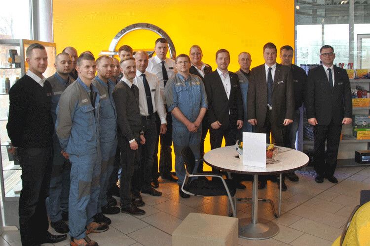 Mario Böttche (5. v. re.) mit seiner Mannschaft in Brandenburg an der Havel. (Foto: v. Maltzan)