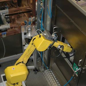 Nicht sauber, sondern rein: Roboter beschicken die Hochdruck-Waschanlagen. Wie sauber die Teile gereinigt sind, wird anschließend überprüft. Bild: Fanuc Robotics