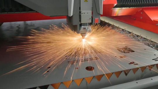 Der unter anderem für seine Laserschneidmaschinen bekannte Schweizer Player Bystronic will sich neu aufstellen, um zu sparen. Mit diesem Schritt will man aber auch das Ohr näher am Anwender haben. Hier mehr dazu ...(Bild:  Bystronic)