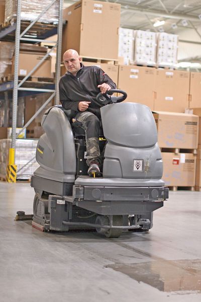 Nach dem Kehren kommt die Nassreinigung, bei Schmitt Logistik mithilfe einer Scheuersaugmaschine BR 120/250 von Kärcher. (Bild: Kärcher)