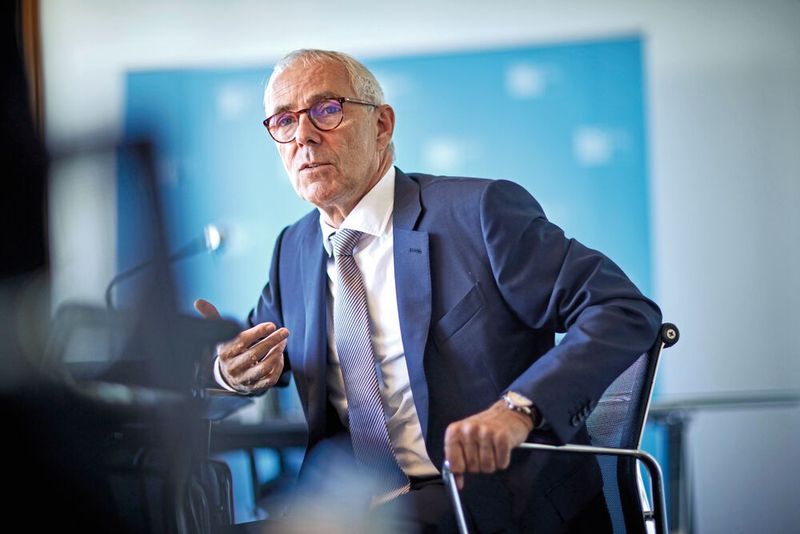 Der Präsident des Deutschen Industrie- und Handelskammertags (DIHK), Peter Adrian, sagte: „In Amerika betragen die Strompreise ein Fünftel dessen, was wir jetzt hier in Deutschland aufbringen. Beim Gas ist es derzeit ein Siebtel.“ Eine Abwanderung von Industrieproduktion ins Ausland sei ein schleichender Prozess. „Wir werden einen Strukturwandel unserer Wirtschaft erfahren.“  Darüberhinaus sagte Adrian, Deutschland und die EU müssten bürokratische Hemmnisse beseitigen und Planungsverfahren beschleunigen. „Das ist in anderen Ländern wesentlich einfacher und unkomplizierter, weil sie ziel- und lösungsorientiert arbeiten - während bei uns Unternehmen häufig die Erfahrung machen, dass ihnen Steine in den Weg gelegt werden.“ Das sei für Deutschland ein großes Ansiedlungshemmnis. (Bild: Werner Schuering)