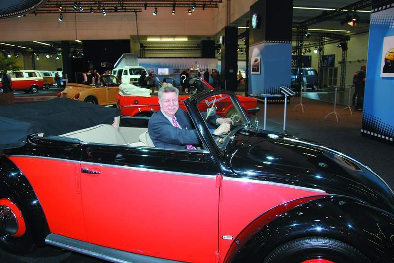 Eberhard Kittler im Cabrio-Prototyp des Käfers. (Archiv: Vogel Business Media)