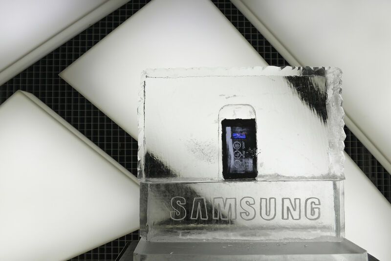 In der Kältekammer der Globetrotter-Erlebnisfiliale in München musst das Galaxy Tab Active in einem Eisklotz ausharren und spilete dabei ruckelfrei einen Film ab. (Bild: Samsung)