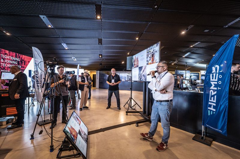 Auch in Kattowitz gab es eine Live-Zone. Hier präsentierten die Aussteller in vier Sessions ihre Anwendungsfälle live in einem eigenen Bereich.  (Bild: Astashow Studio)