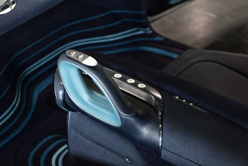 Der Prophecy hat kein Lenkrad, stattdessen wird mit Joysticks gelenkt. (Bild: Christian Bittmann)