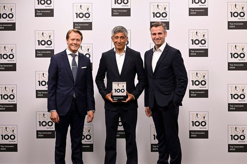 Die Pflitsch GmbH & Co. KG produziert industrielles Kabelequipment für verschiedene Branchen. Das Unternehmen arbeitet mit einem auf zehn Jahren angelegten Strategieplan. Beschäftigte erhalten so frühzeitig Einblicke in die Zukunftsstrategie ihres Arbeitgebers und können so ihre Innovationsarbeit entsprechend ausrichten. Von links: Mathias Stendtke (Geschäftsführender Gesellschafter), Roland Lenzing (Geschäftsführender Gesellschafter). (Bild: KD Busch/compamedia)