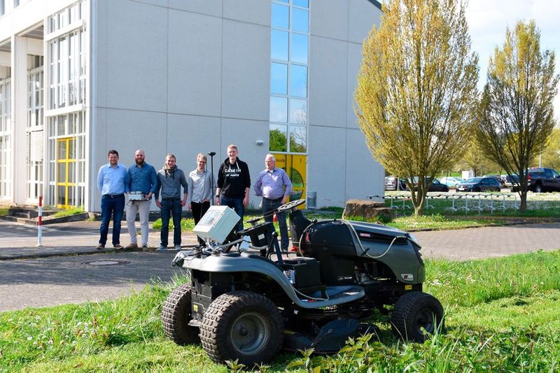 Um autonom zu mähen, benötigt der Rasenmäher lediglich vier beliebige Eckpunkte, an denen er sich orientieren kann. (Bild: TH Bingen)