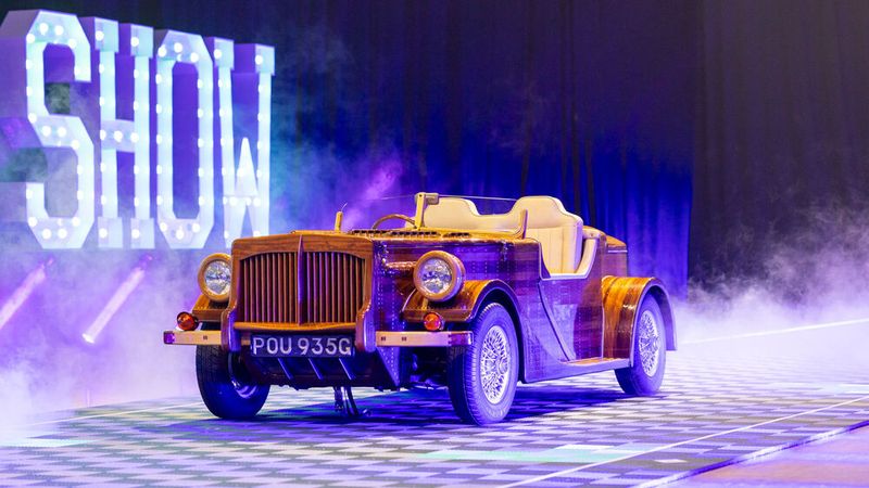 Die Vorführung der getunten Fahrzeuge förderte skurrile Umbauten zutage. (Bild: Messe Essen)