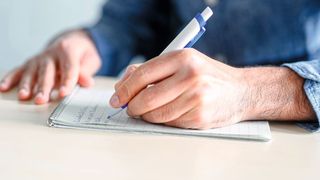 Schreiben mit der linken Hand – nicht das einzige Zeichen, an dem man Linkshändigkeit festmachen kann. (Bild: © RUB, Marquard)