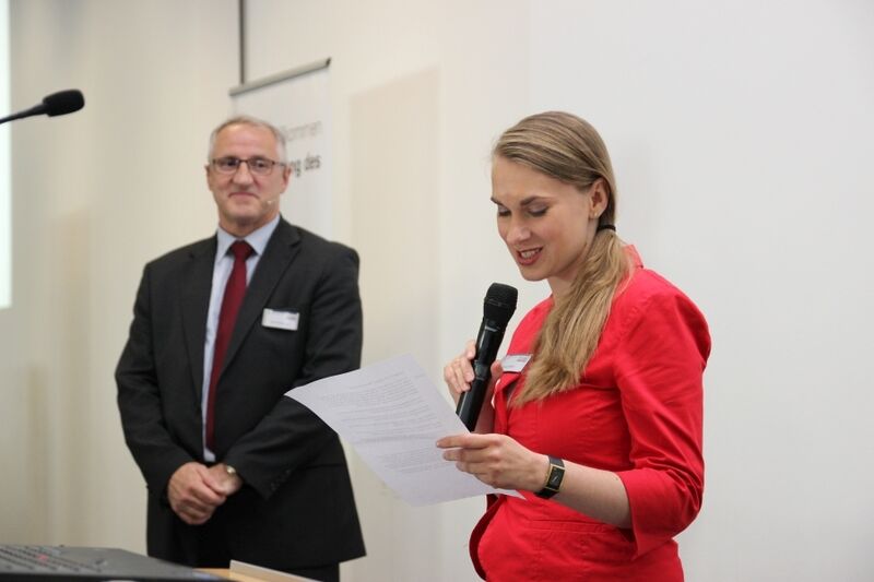 Unsere Redakteurin und Achema-TV-Nachrichtensprecherin Manja Wühr bei der Verleihung des Awards in der Kategorie „Mechanische Verfahren“. (Bild: Schäffner/PROCESS)