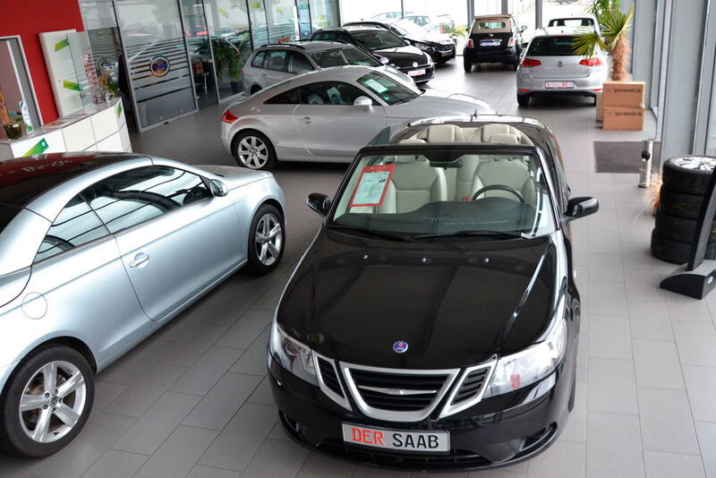 Den Schauraum teilt sich „Der Saab“ mit zwei Händlerkollegen, die sich auf den Handel mit Gebrauchtwagen des VW-Konzern spezialisiert haben. (Mauritz)