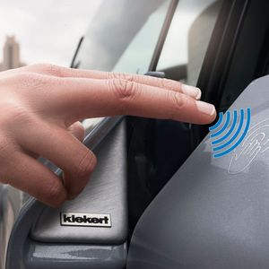 Viel (Fingerspitzen-)Gefühl: Das E-Schloss ermöglicht den Einsatz Außen-Touch-Sensoren oder Smartphones zur Türöffnung. (Bild:  Kieckert)