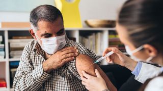 Freie Entscheidung: Arbeitgeber können ihre Belegschaft nicht zur Corona-Impfung zwingen.  (Bild: © cherryandbees - stock.adobe.com)