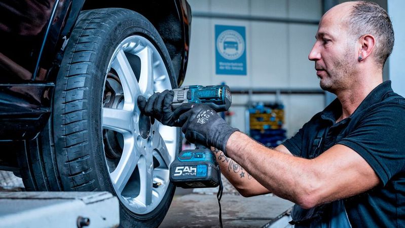 Räderwechsel in der Werkstatt: Für die meisten Diagnose- und Servicearbeiten sind die Betriebe auf Strom angewiesen. Der von der Bundesregierung beschlossene Industriestrompreis schließe den Mittelstand trotzdem aus, kritisiert das Kfz-Gewerbe.(Bild:  ProMotor)