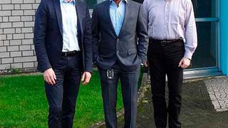 Im Bild (v.l.): Günter Groß, Geschäftsführer, Ceta Testsysteme GmbH, Mishra Ramnath, Managing Director, SP Leak Test & Automation Pvt. Ltd., Indien, und Dr. Joachim Lapsien, Vertriebsleiter, Ceta Testsysteme GmbH. (Bild: Ceta Testsysteme)