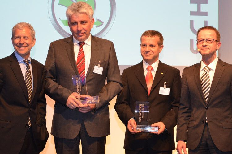 Toyota muss sich in diesem Jahr Skoda geschlagen geben und fällt auf den zweiten Platz zurück. Skoda-Deutschland-Chef Hermann Schmitt (li.) und Thomas Peckruhn lobten die gute Zusammenarbeit zwischen Importeur und Händlerverband. (Foto: Preising)