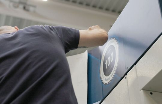 Die 100. Grob-Maschine für Endurance – ein besonderer Meilenstein für beide Unternehmen.(Bild:  Grob-Werke GmbH & Co. KG)