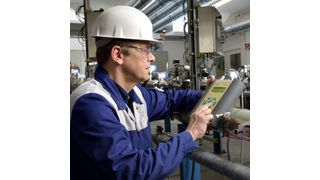 Ein Tectrion-Mitarbeiter führt eine Vergleichsmessung in einer betrieblichen Messeinrichtung durch. (Bild: Tectrion)