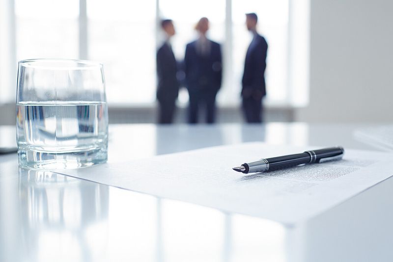 Unternehmen sollten mit einem fertigen Vertrag ins Vergabeverfahren gehen. (© pressmaster - Fotolia)