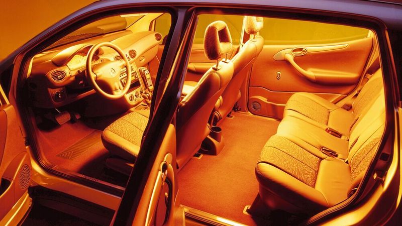 Bei ganz zurückgeschobener Rücksitzbank hat dieses Fahrzeug eine Innenraumlänge von 2.005 mm, 27 mm mehr als die S-Klasse.  (Mercedes-Benz AG)