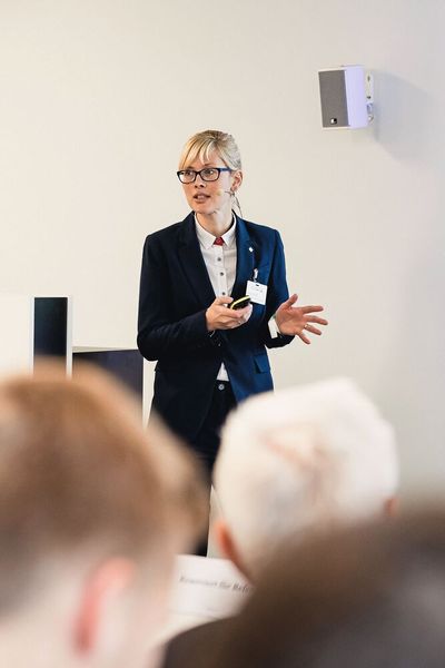 Spezialistin für Keramische Spalttöpfe: Sandy Kraft erklärt, warum Spalttöpfe aus Keramik   in Magnetkupplungspumpen die Betriebssicherheit erhöhen. (Bild: Stefan Bausewein)