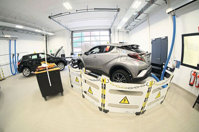 Elektromobilität bildet den Schwerpunkt in den modernen Werkstätten des Komzet-E. (Bild: Zietz/»kfz-betrieb«)