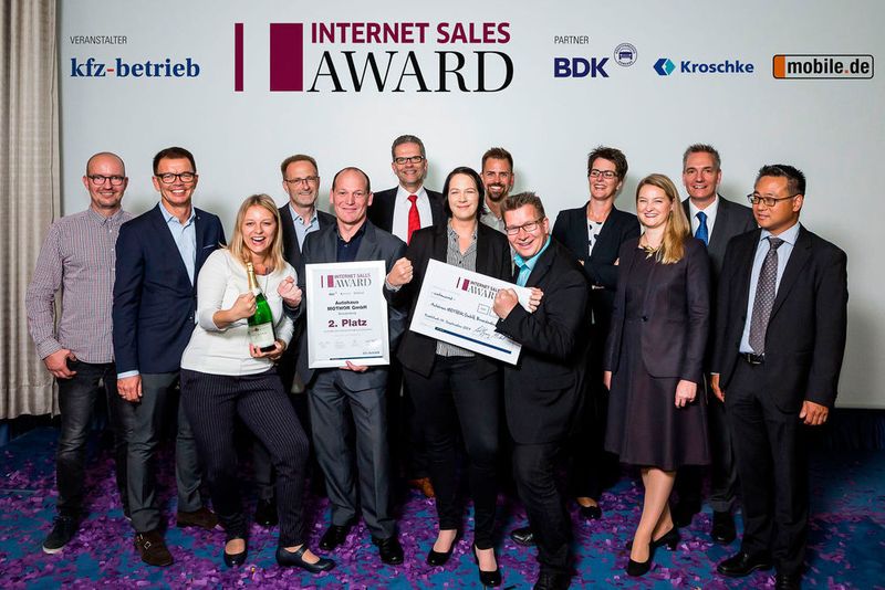 Große Freude beim Team der Autohaus Mothor GmbH (Skoda, Volkswagen, Mitsubishi, Kia) in Brandenburg an der Havel über Platz 2 des Internet Sales Awards 2017. (Stefan Bausewein)