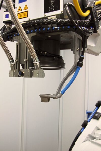Die im SLM-Verfahren gedruckte Schutzgasdüse im Einsatz am Laser. (© Simone Käfer)