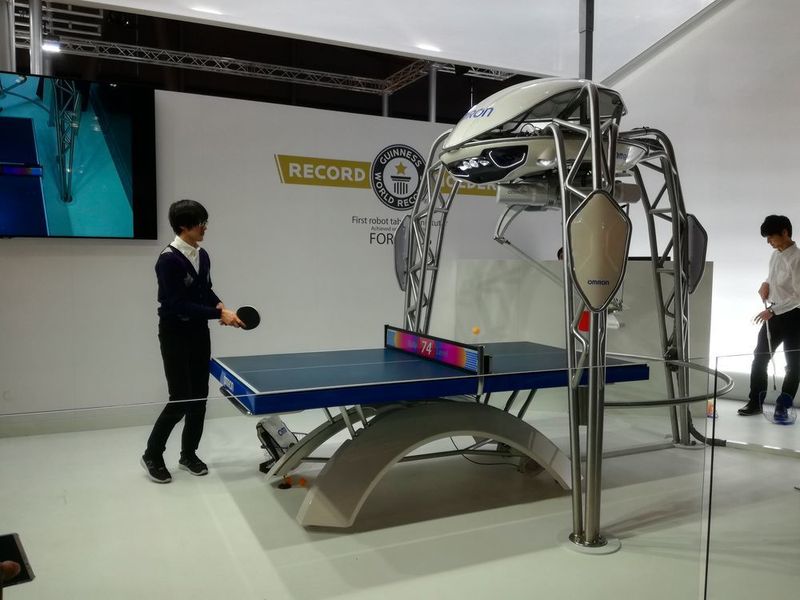 Bei Omron konnten sich Besucher mit dem Tischtennisroboter Forpheus messen. (K.Juschkat/konstruktionspraxis)