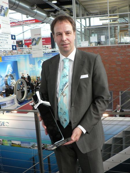 Preis-Träger: Geschäftsführer Frank Richert von SkyWind mit dem HUSUM WindEnergy Technology Award 2012. (Bild: Jan Vollmuth)