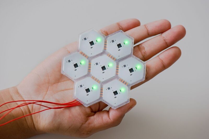 Beliebig viele Zellen können in einem bienenwabenförmigen Muster miteinander vernetzt werden. (A. Heddergott / TUM)