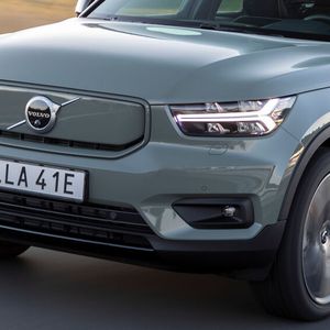 Optisch unterscheidet sich der Stromer nur an der Front von den anderen Modellen: Diese ist geschlossen, denn der Wagen benötigt natürlich keinen Kühler.(Bild:  Volvo)