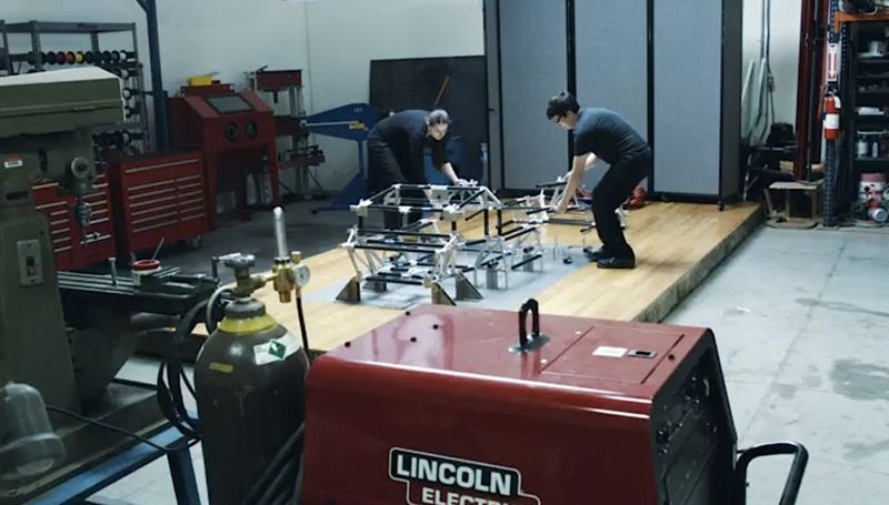 Montage des Fahrgestells des Blade: Arbeiter verbinden die 3D-gedruckten Knoten aus Aluminium mit Karbonstangen. Das Fahrgestell wiegt nur 28 kg. (Bild: Divergent Microfactories)