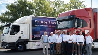 Prüfung bestanden: Die Partner des Forschungsprojekts „DRivE“ vor dem Elektro-Lkw und dem LNG-Truck, mit denen die entwickelte Routing-Software für Nutzfahrzeuge mit alternativen Antriebsarten im Realbetrieb getestet wurde. (Bild: PEM RWTH)