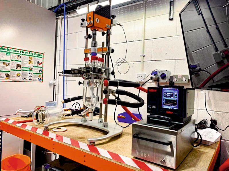 Abb.4a: Beispiel für eine offene Temperierung: CC-308B an einem 1l Radleys Reaktor  (Bild: Peter Huber Kältemaschinenbau)