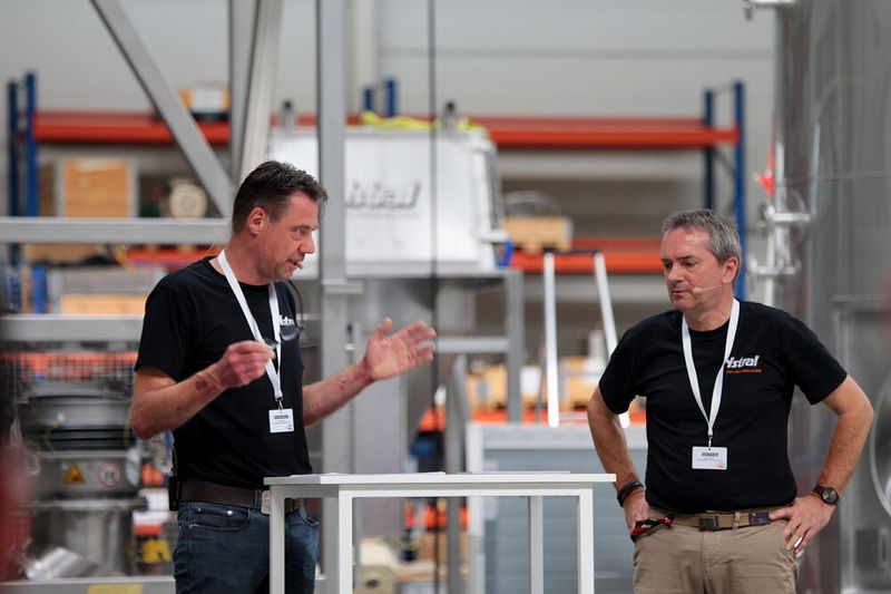 Uwe Klaumünzner, Leiter Entwicklung und Leiter ystral Technikum, und David Manke, Geschäftsführer und Miteigentümer Ystral (Bild: Ystral)