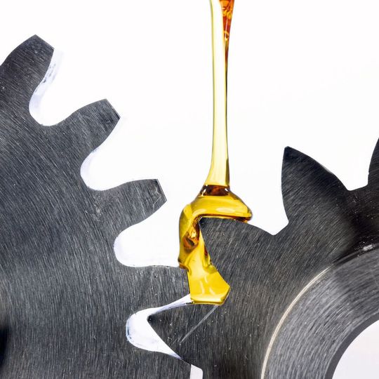 Lanxess bringt Scopeblue-gelabelte helle Schwefelträger auf den Markt. Sie zeichnen sich durch ihre Nachhaltigkeit, ein günstiges ökotoxikologisches Profil und eine hohe Performance bei der modernen Metallbearbeitung aus.(Bild:  Lanxess)