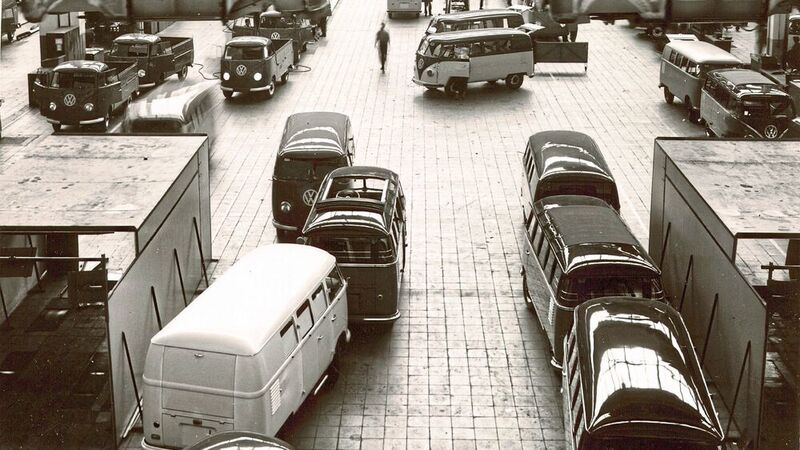 Bis 1967, dem Ende der Produktion der ersten Transportergeneration, laufen in Deutschland 1,8 Millionen Bulli vom Band. (VWN)