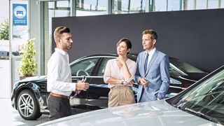 Lassen sich die Erwartungen von Kunden durch den Verkauf von Autos im Agenturmodell besser erfüllen? Viele Händler haben einer Umfrage von »kfz-betrieb« in Zusammenarbeit mit Concertare zufolge daran deutliche Zweifel. (Bild: ProMotor - Timo Volz)