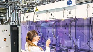 Einer der weltweit modernsten Mehrmedienprüfstände ermöglicht realitätsnahe Prozesssimulationen (Bürkert Fluid Control Systems)