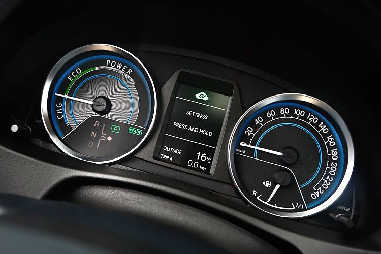 ... das dem Hybridantrieb angepasste Kombiinstrument. Hier erhält der Fahrer Informationen unter anderem zum Grad der Rekuperation oder dem Energiefluss im System. (Foto: Toyota)