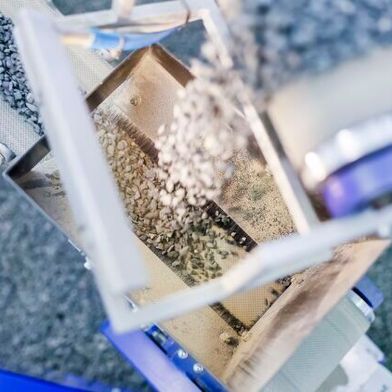 So schön rieseln Schüttgüter leider selten. Auf der Solids finden sich viele Lösungen, um Schüttgüter in Bewegungen zu bringen. (Bild: Solids)