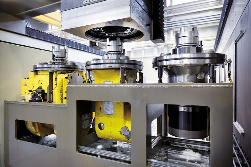Bild 4: Für die Maschine stehen drei Fräsköpfe zur Auswahl: Gabel- Winkel- und Vertikalfräskopf. (Bild: Starrag Group/Ralf Baumgarten)